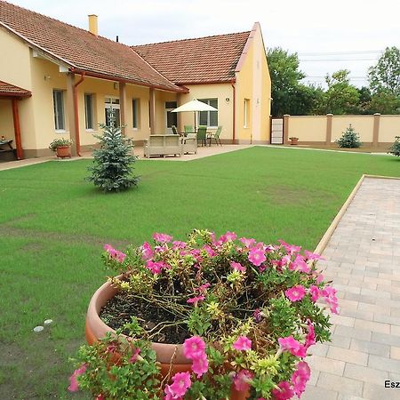 Eszter Apartman Bekescsaba Bagian luar foto